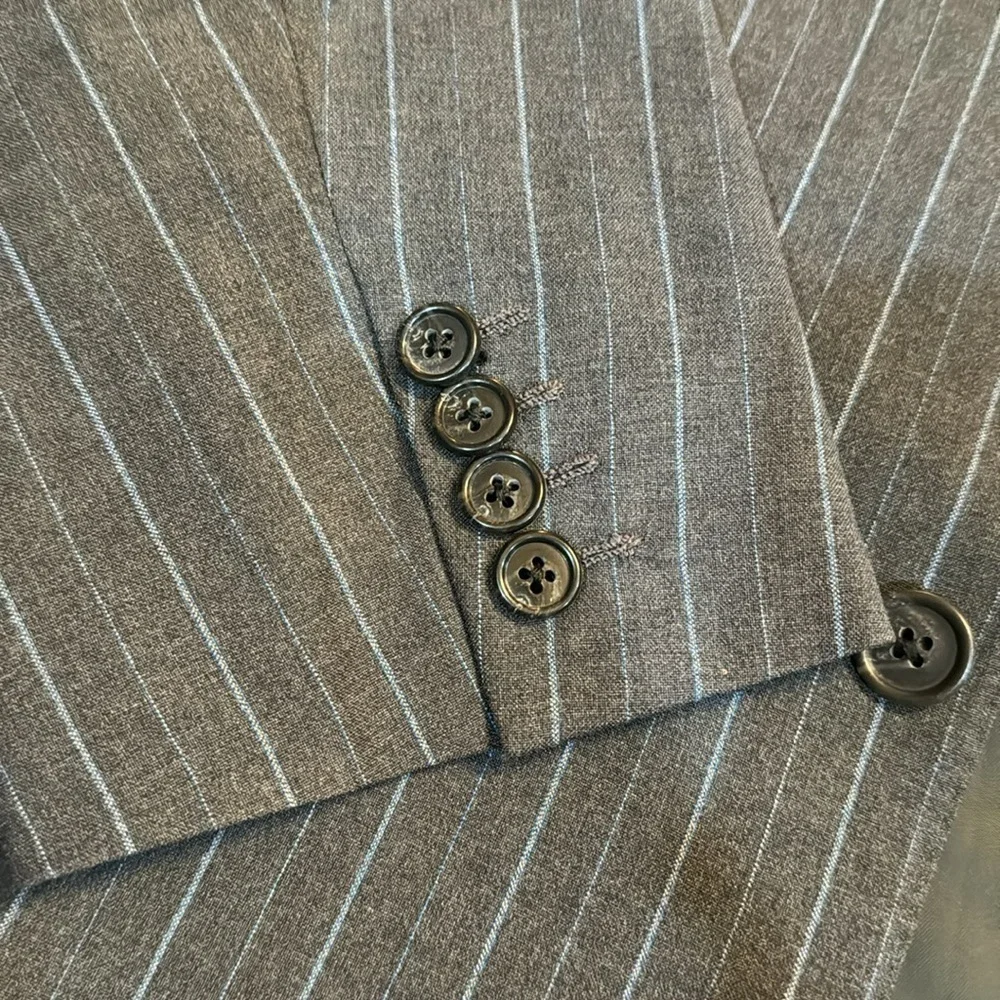 Corneliani 100% Virgin Wool extra fine Pin Striped Blazer Made in Italy see pics